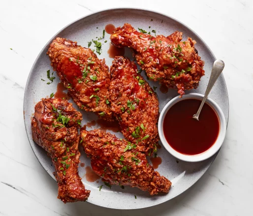 Crispy turkey wings with a spicy hot sauce: a flavorful and irresistible dish with a satisfying crunch