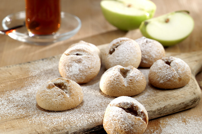 Delicious homemade apple cookies recipe with cinnamon and chestnut