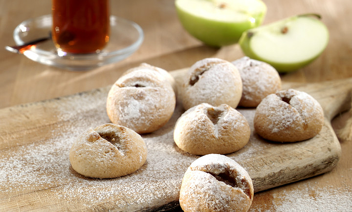 Delicious homemade apple cookies recipe with cinnamon and chestnut